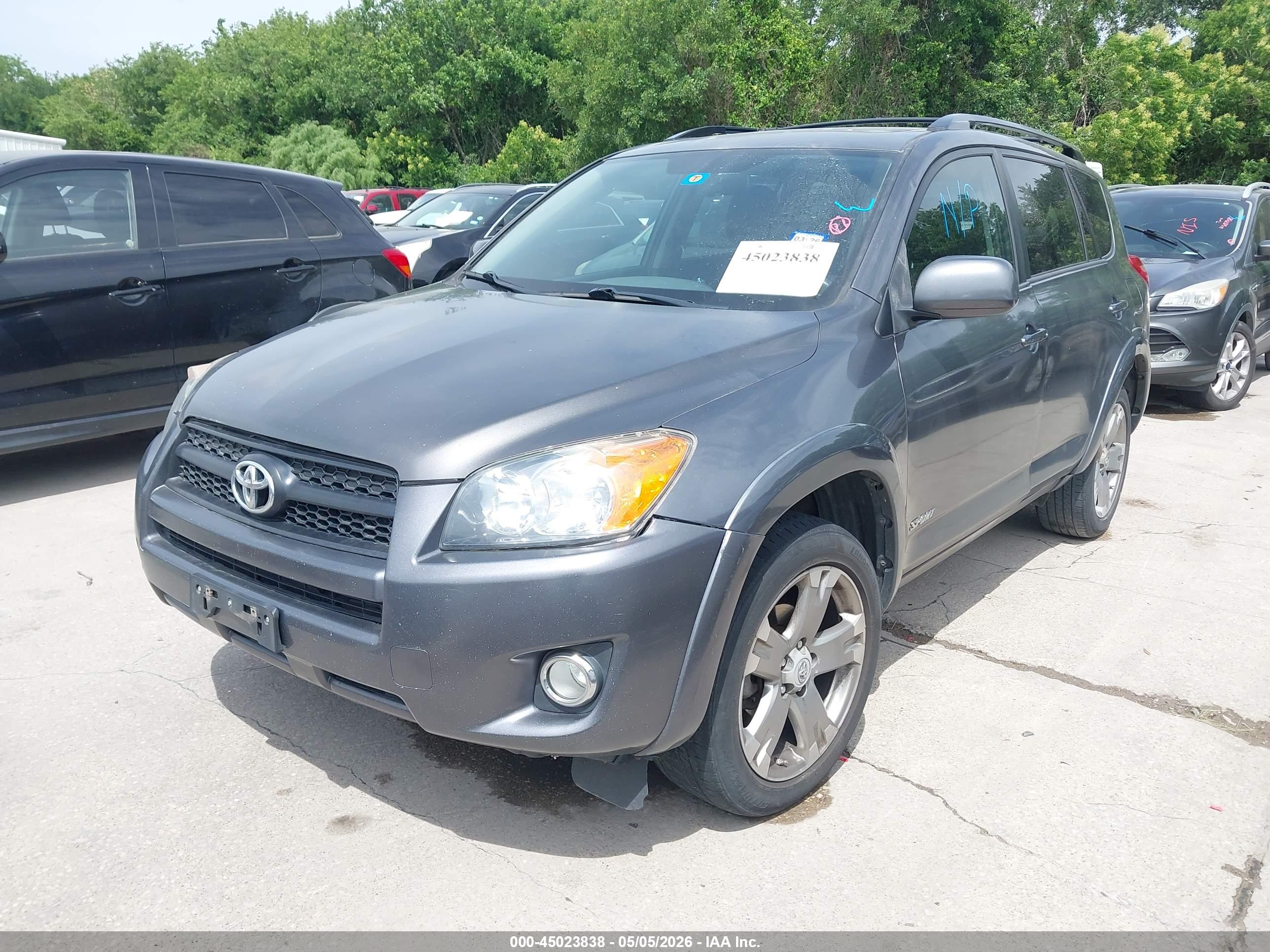 2011 TOYOTA RAV 4 — VIN 2T3WF4DV2BW088487 — photo 2